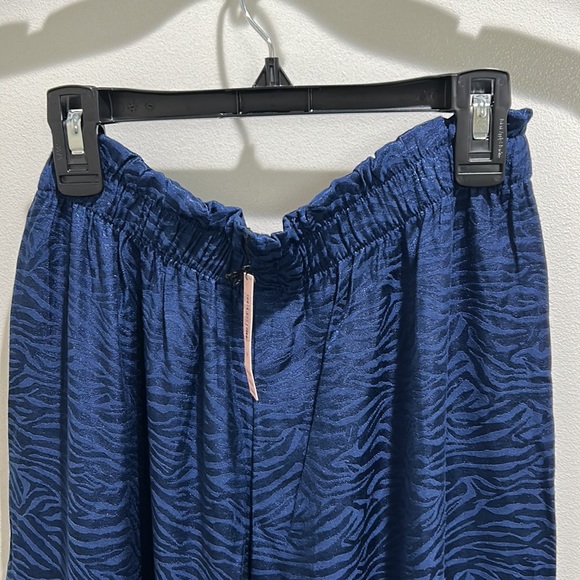 8hrs Sale! VS LUXE Lounge sleep set - Picture 7 of 11